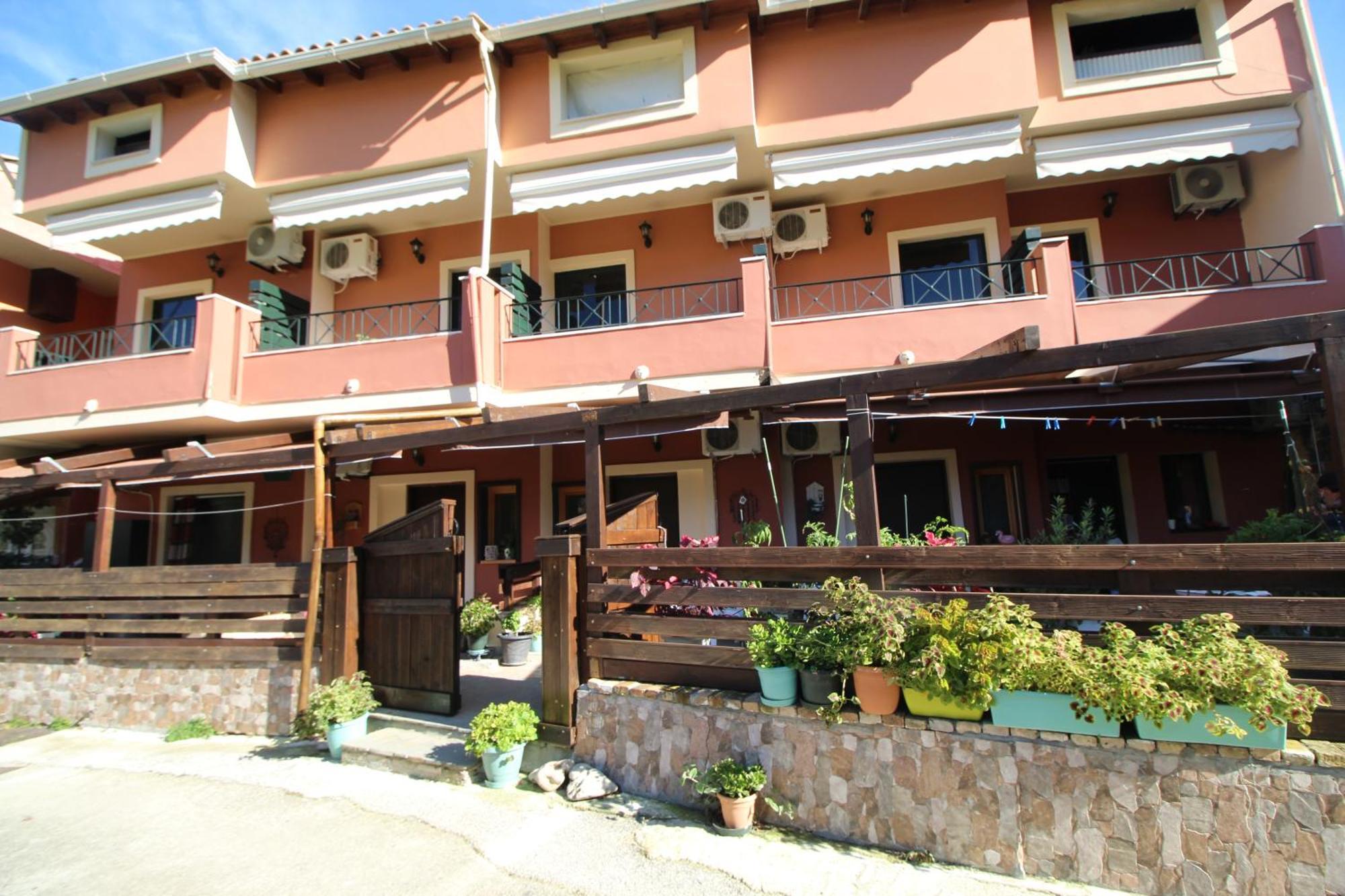 Panos Apartments بينيتسيس المظهر الخارجي الصورة
